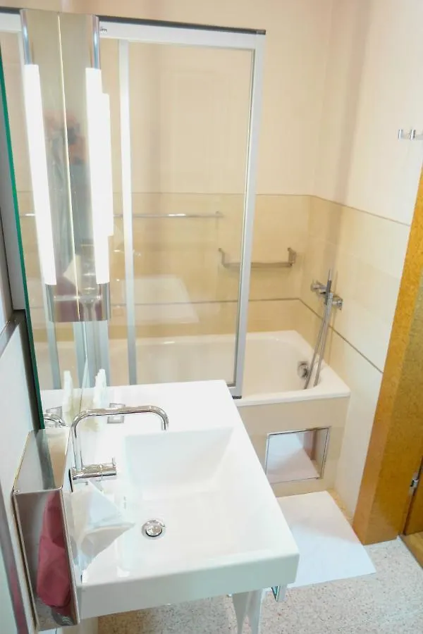 Willa Huge Luxury Central Prague Villa, 6 Beds And Baths, Terraces, Double Garage