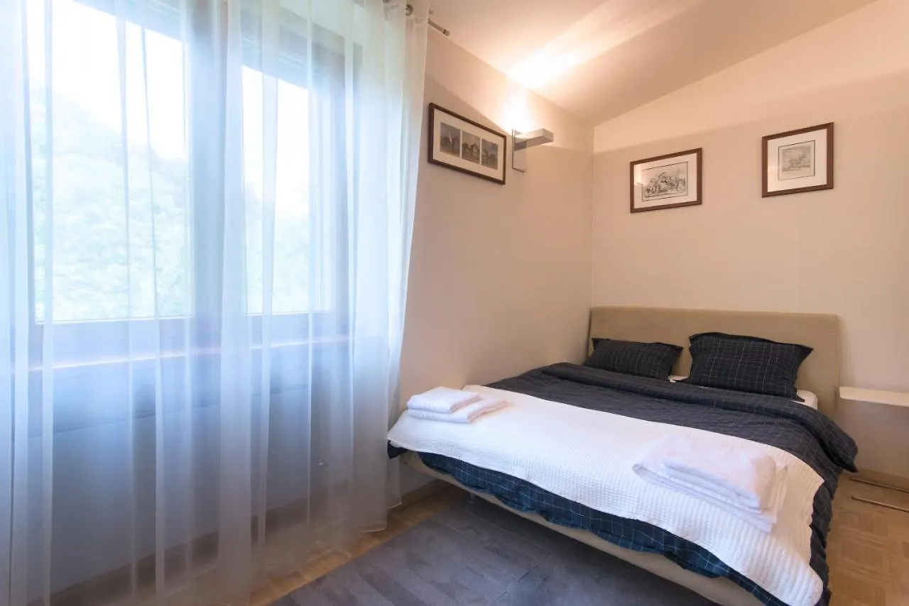 Huge Luxury Central Prague Villa, 6 Beds And Baths, Terraces, Double Garage Czechy