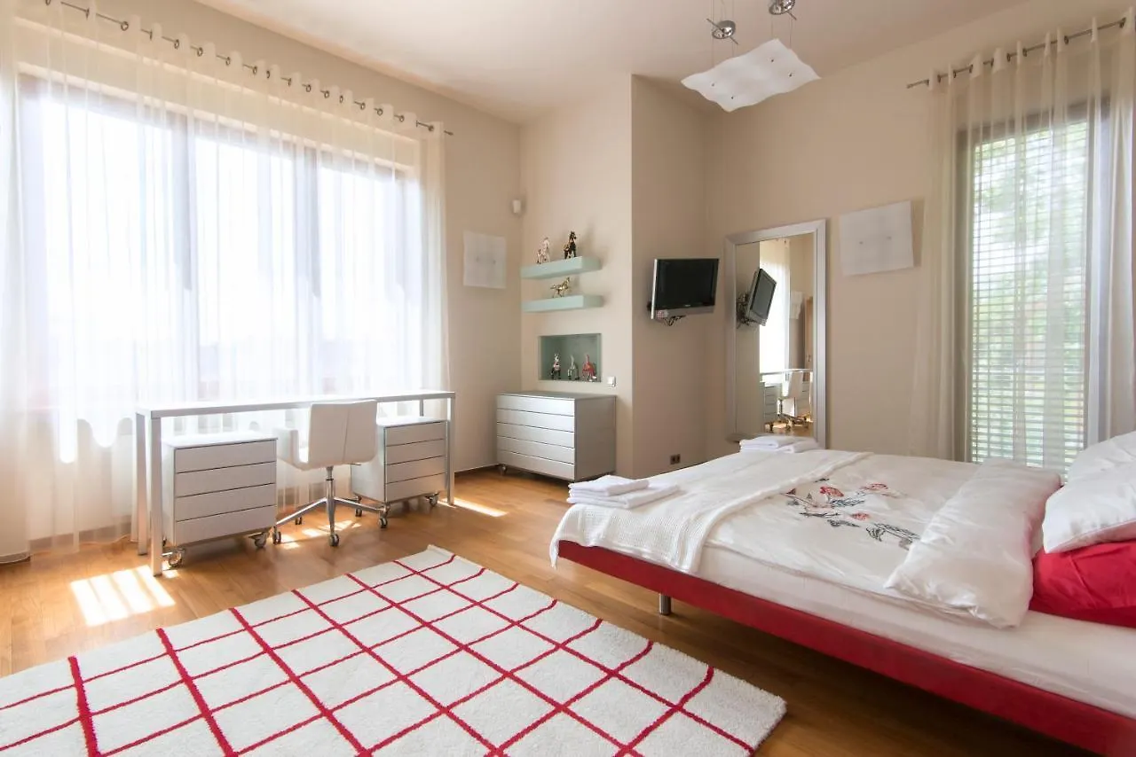 Willa Huge Luxury Central Prague Villa, 6 Beds And Baths, Terraces, Double Garage