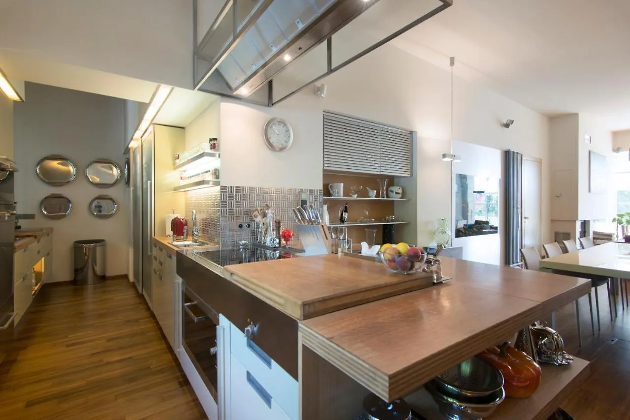 Huge Luxury Central Prague Villa, 6 Beds And Baths, Terraces, Double Garage Willa